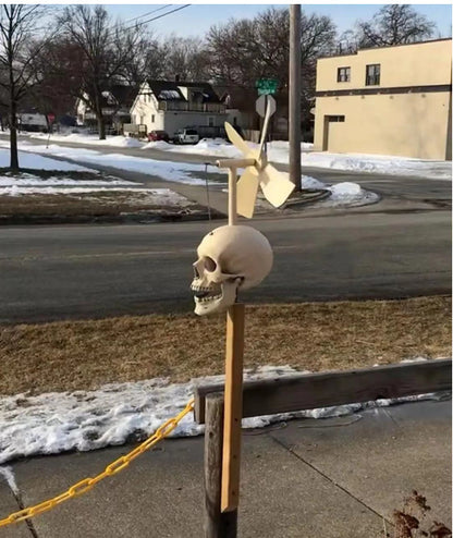 Adorno de cabeza giratoria de molino de viento con forma de calavera para Halloween