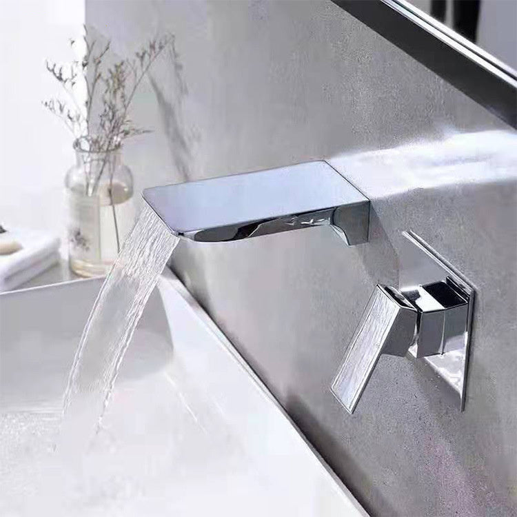 Robinet cascade de salle de bain avec eau chaude et froide