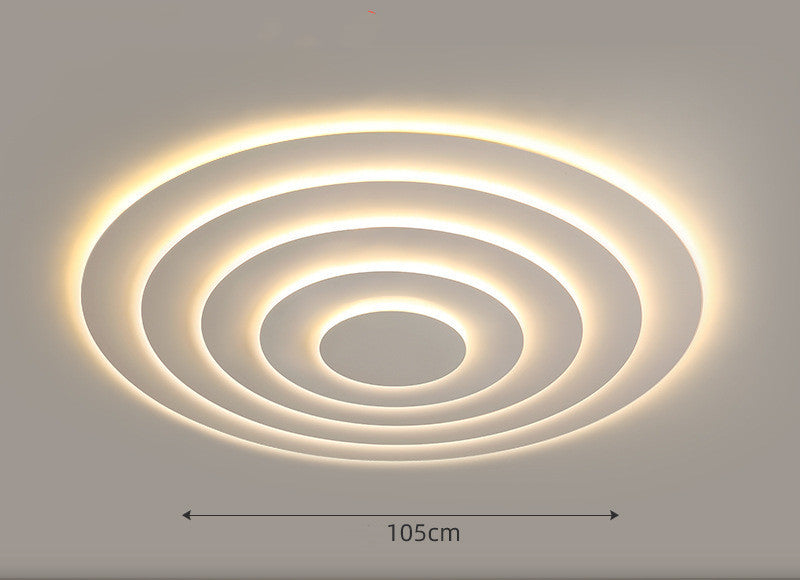 La lámpara de techo LED en una sala de estar atmosférica es simple