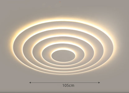 La lámpara de techo LED en una sala de estar atmosférica es simple