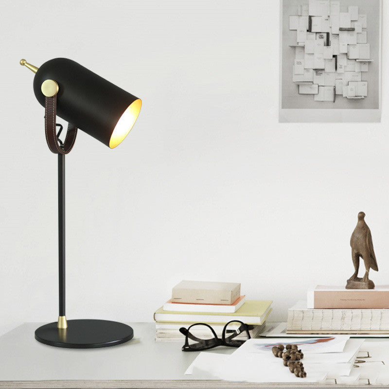 Modèle de concepteur de petite lampe de table en cuir minimaliste moderne