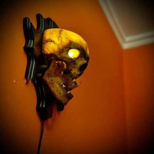 Lámpara de pared de esqueleto de resina con luz de esqueleto retro para decoración de casa embrujada de Halloween para amantes de temas extraños, suministros para fiestas