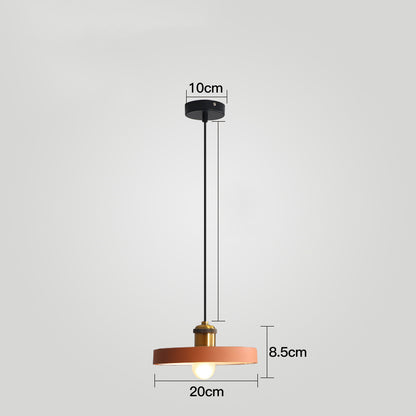 Petit lustre créatif pour table de salle à manger dans un restaurant nordique