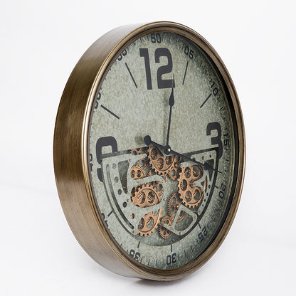 Reloj de pared creativo con engranajes de metal.