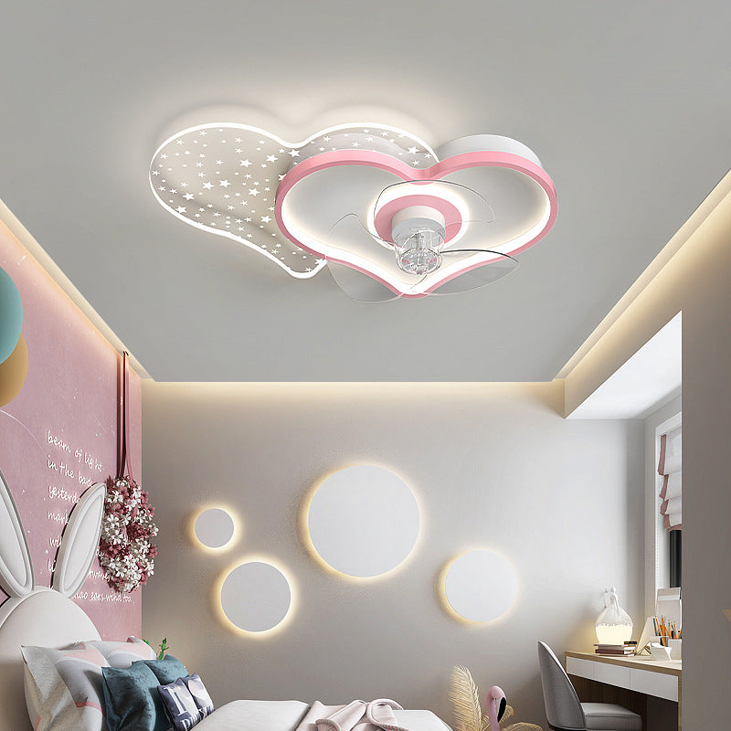 Ventilateur d'amour et lustre dans la chambre des enfants