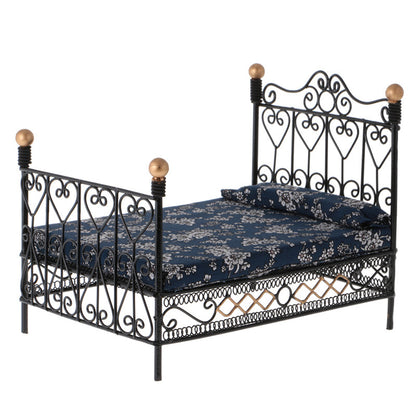 Simulation Bedroom Furniture Model Wrought Iron Double Bed