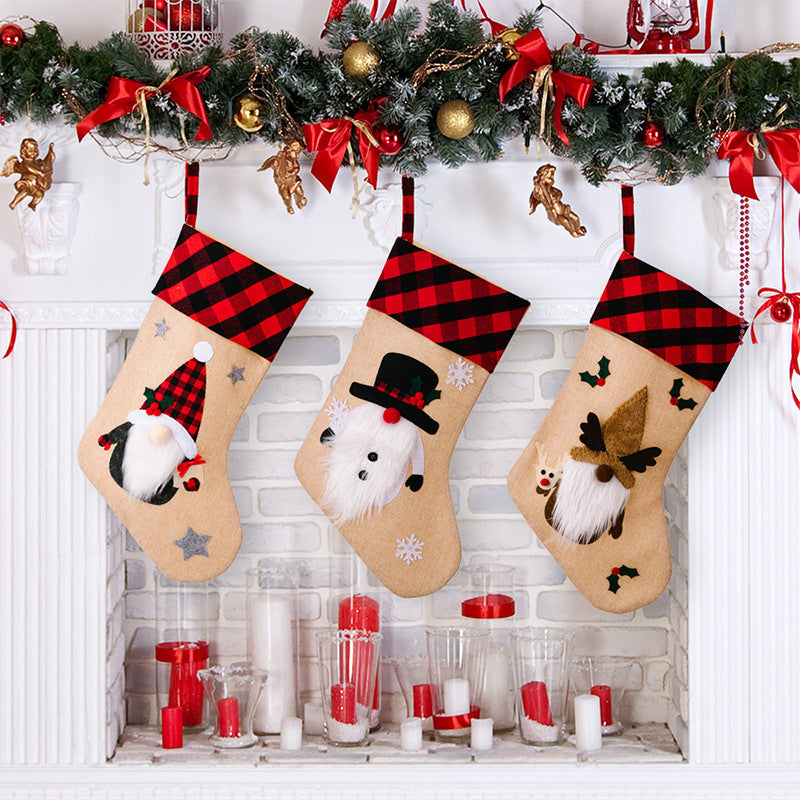 Adornos navideños Colgante de ventana bordado con tela a cuadros rojos y negros