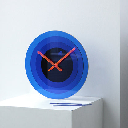 Horloge murale minimaliste en acrylique bleu Klein