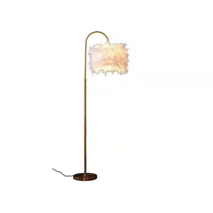 Lámpara de pie curva decorativa LED blanca con plumas doradas