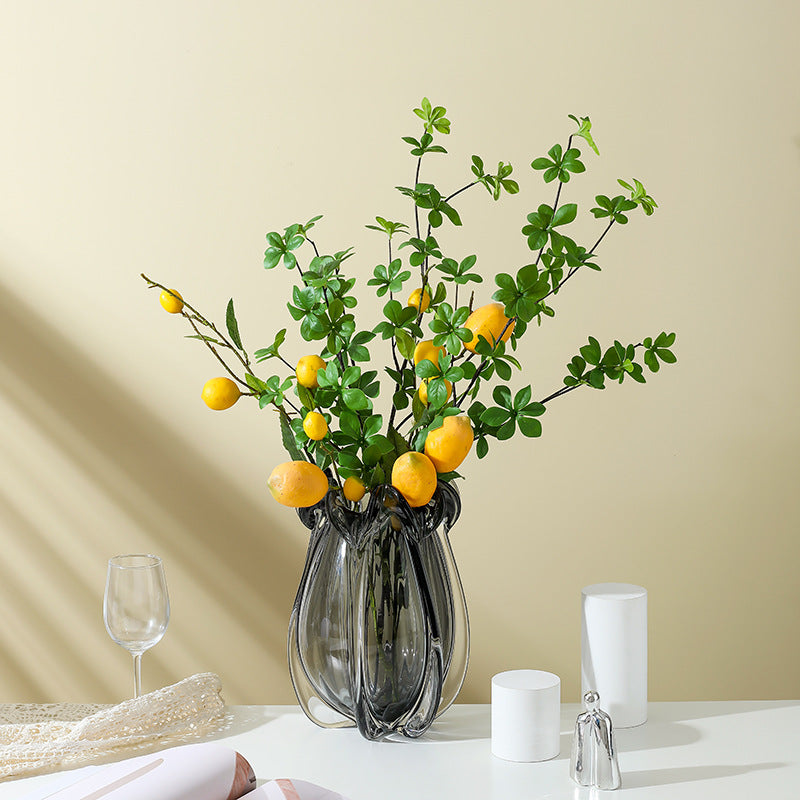 Mesa de comedor, mueble de TV, sala de estar, jarrón con arreglo floral