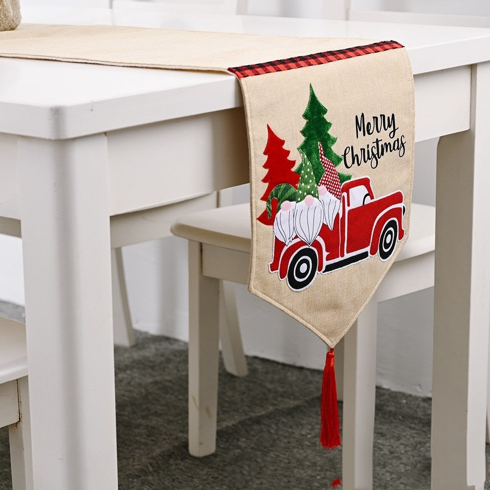 Camino de mesa con adornos navideños y diseño de coche de bosque para mesa de comedor