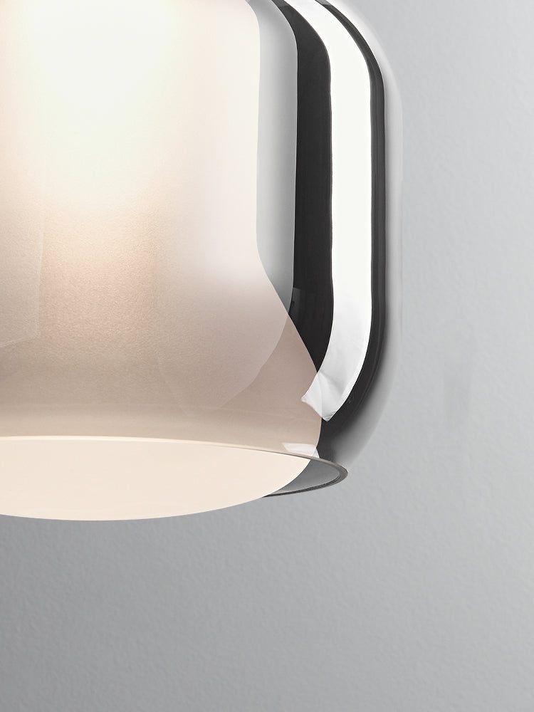 La lampe à suspension de chevet de chambre est moderne et simple