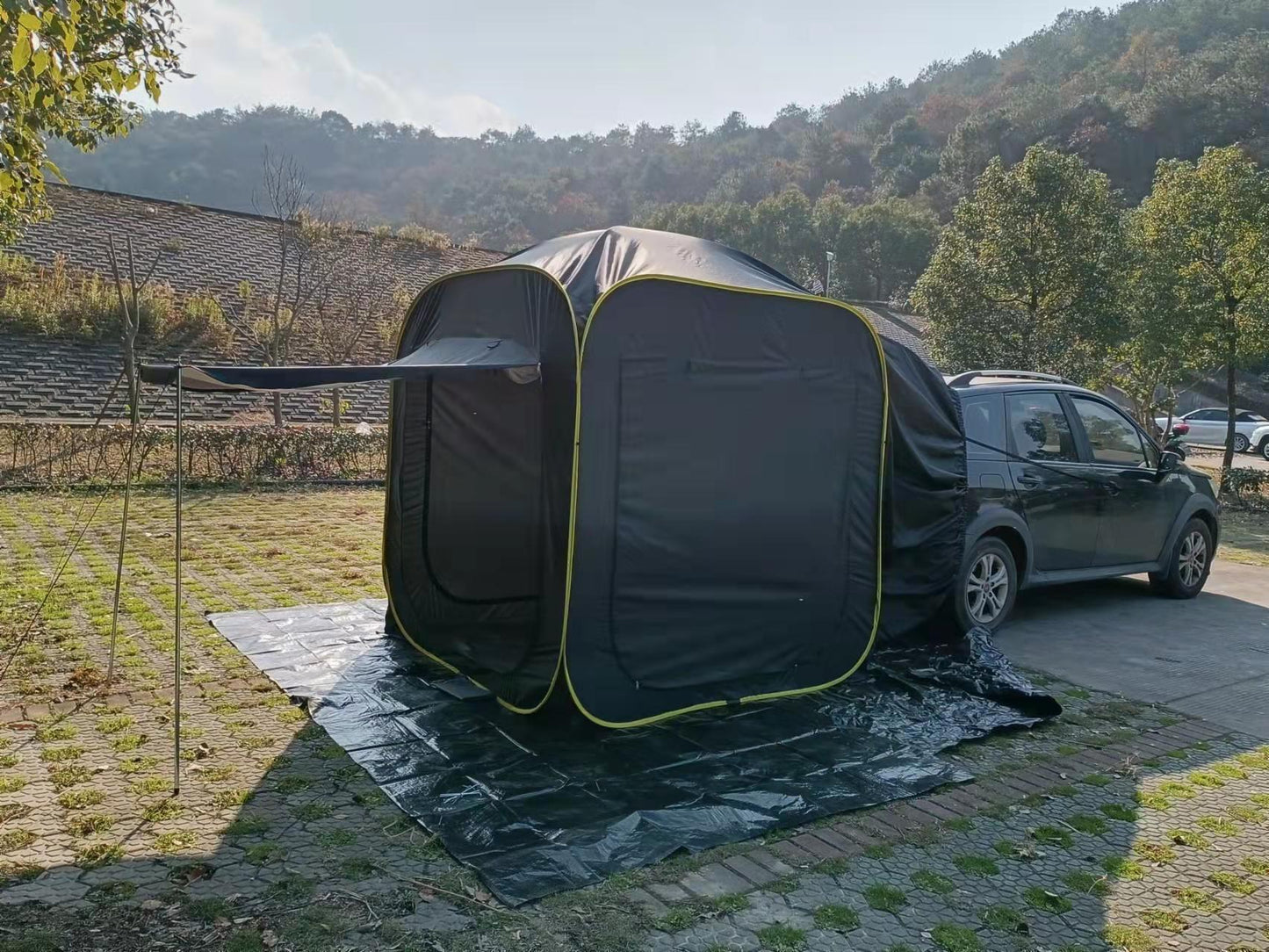 La tienda trasera montada en un vehículo al aire libre no tiene sombrilla emergente antimosquitos