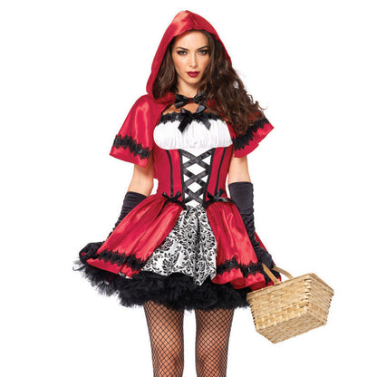 Le Petit Chaperon Rouge d'Halloween joue en uniforme