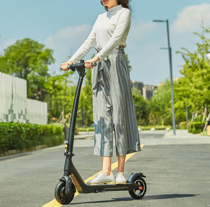 El scooter eléctrico es pequeño, plegable y liviano