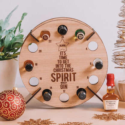 Botellero de madera con decoraciones populares para la cuenta regresiva de Navidad