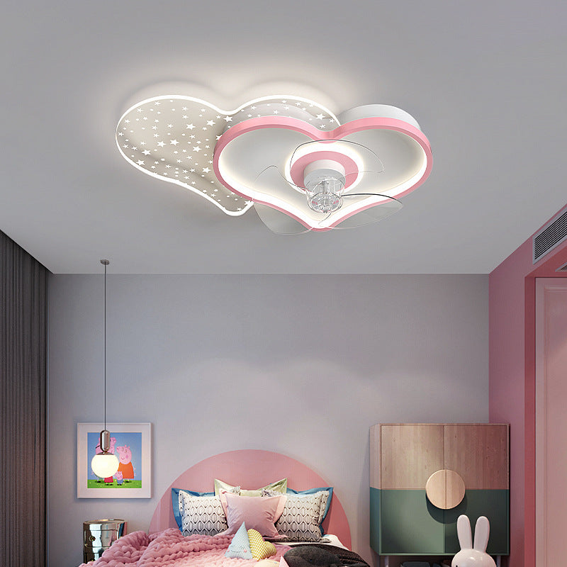 Ventilateur d'amour et lustre dans la chambre des enfants