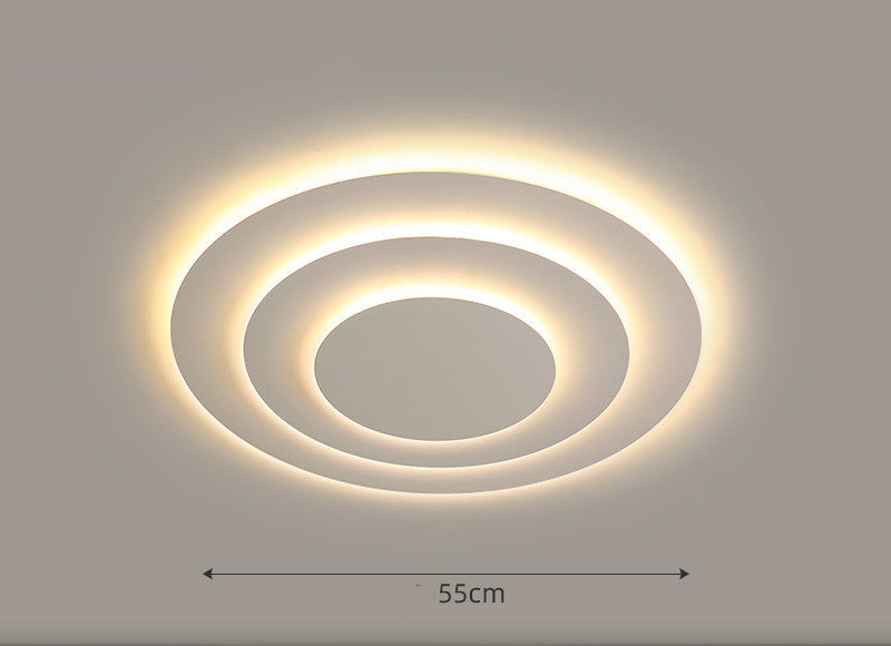 Le plafonnier LED dans le salon atmosphérique est simple