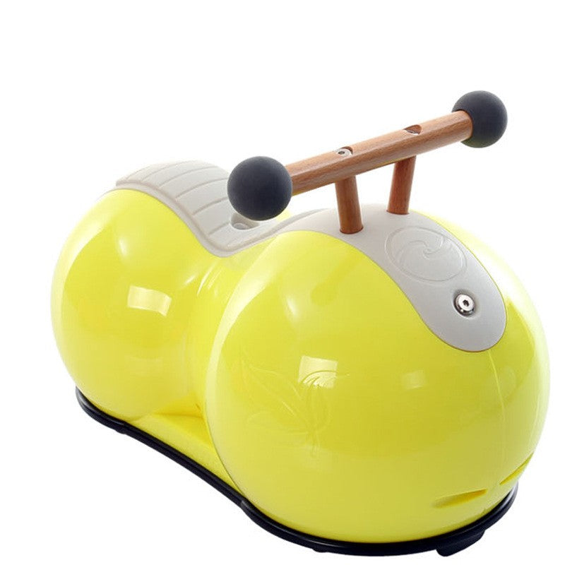 Balanceos y giros del scooter para niños.