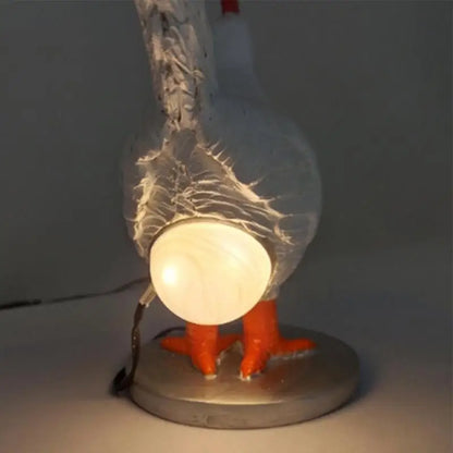 Artesanías creativas de resina, simulación de huevo de gallo blanco, luz nocturna, divertidos adornos de escritorio, decoración de lámpara de escritorio para dormitorio y sala de estar