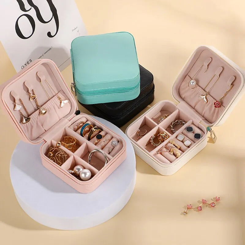 Mini caja de almacenamiento de joyería portátil para mujer, estuche de almacenamiento de collares y pendientes de viaje para el hogar, organizador de anillos, estuche de exposición de cuero PU