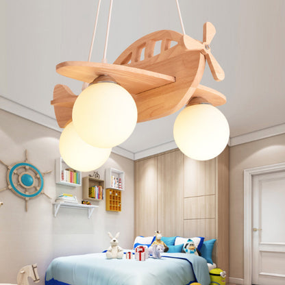 Lustre moderne minimaliste en forme d'avion dans la chambre des enfants