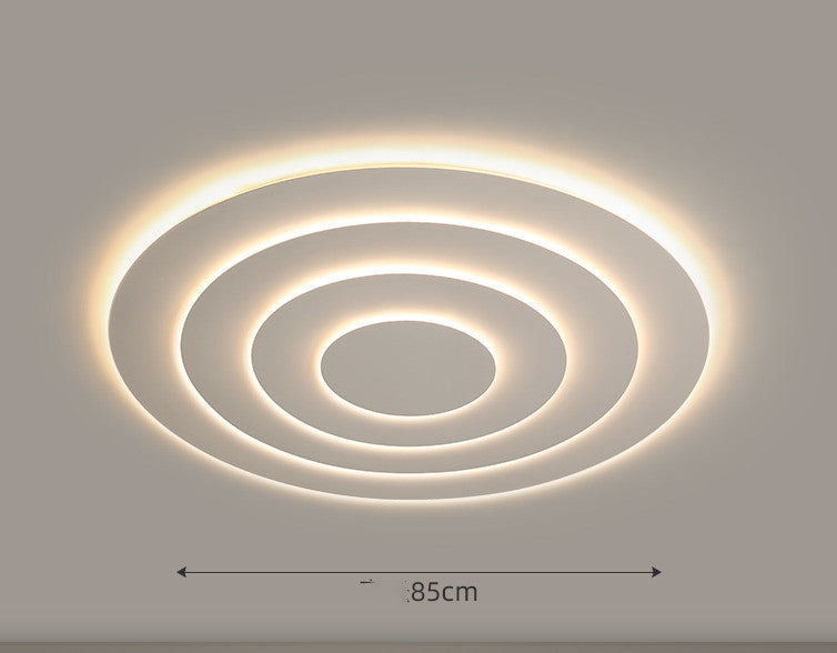 Le plafonnier LED dans le salon atmosphérique est simple