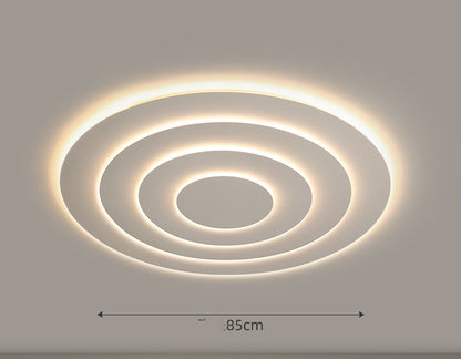 La lámpara de techo LED en una sala de estar atmosférica es simple