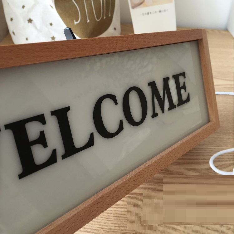 Lámpara de mesa decorativa de madera maciza junto a la cama del dormitorio