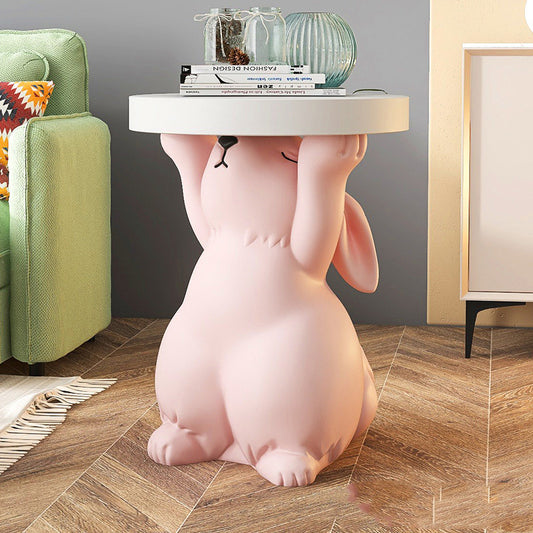 Table basse lapin dans un salon moderne