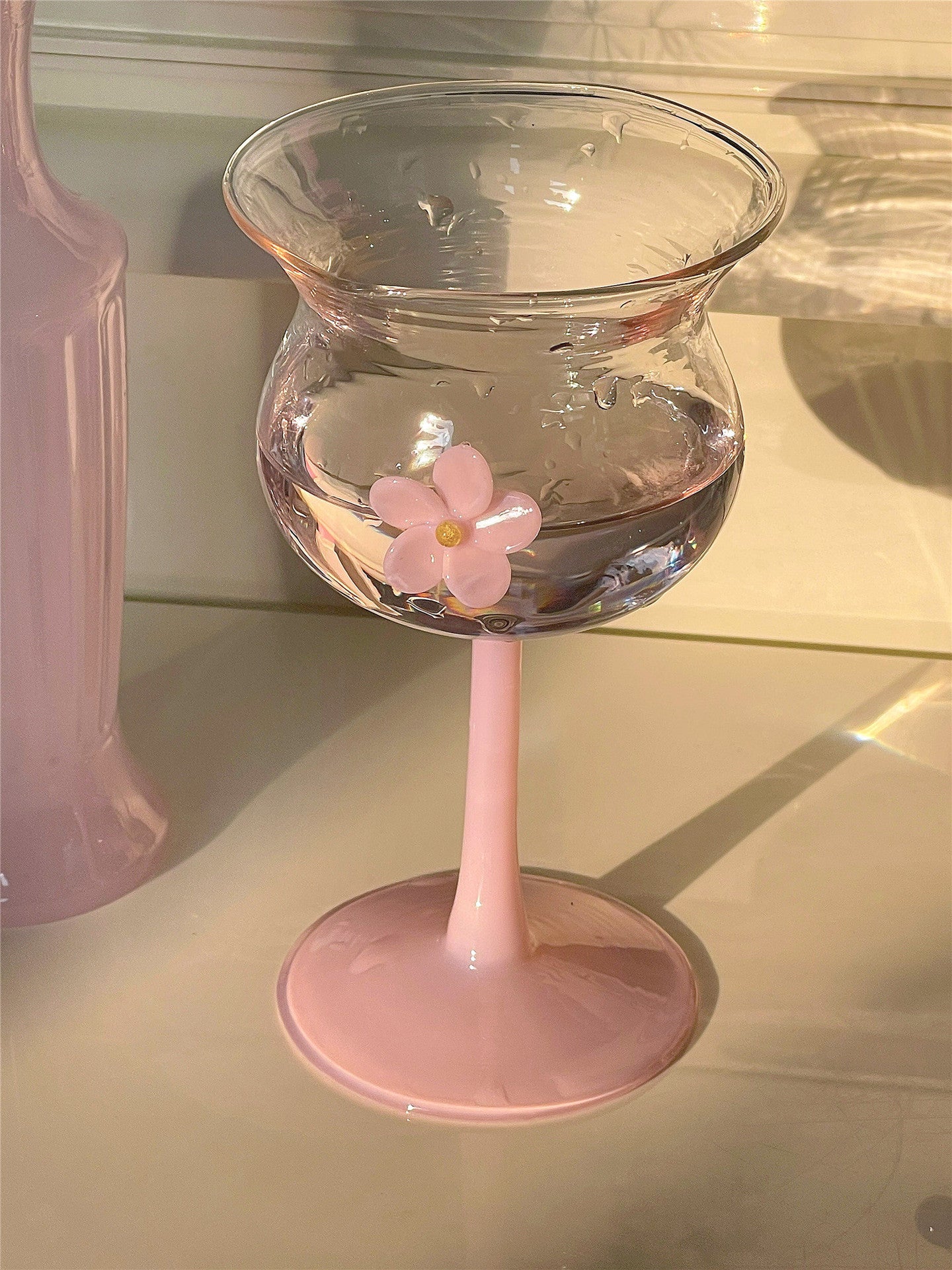 Copa de cóctel de cristal de café con leche y flores 3D