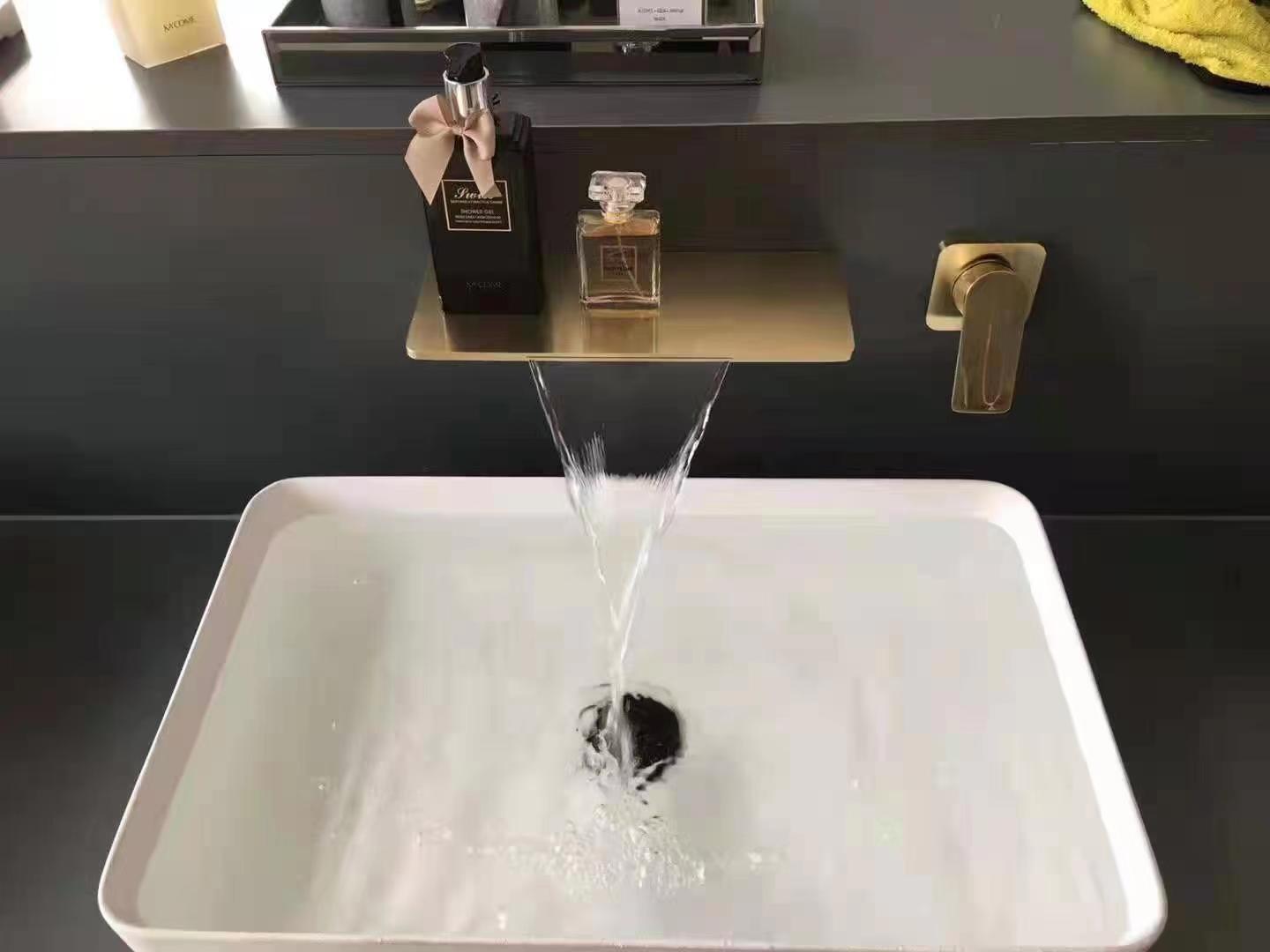 Grifo de lavabo negro para lavabo de montaje oscuro