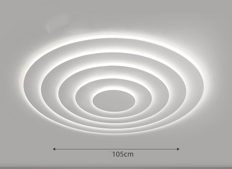 La lámpara de techo LED en una sala de estar atmosférica es simple