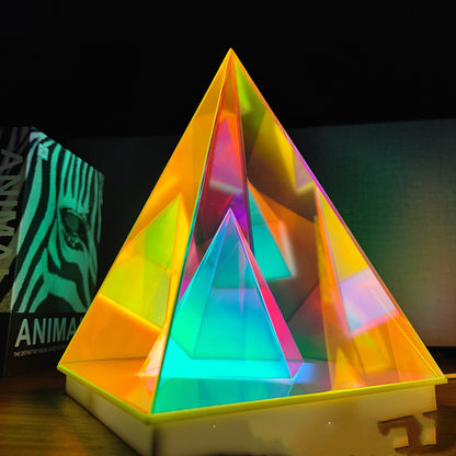 Lampe de table pyramidale, veilleuse créative pour l'ambiance du salon et de la chambre à coucher