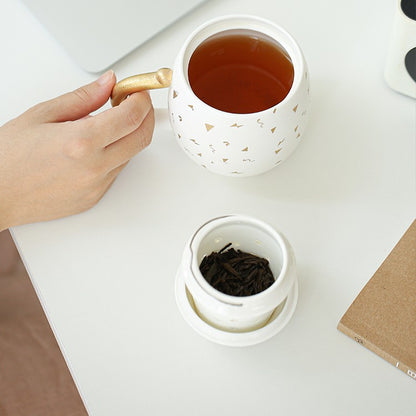 Taza de cerámica con taza de agua filtrada