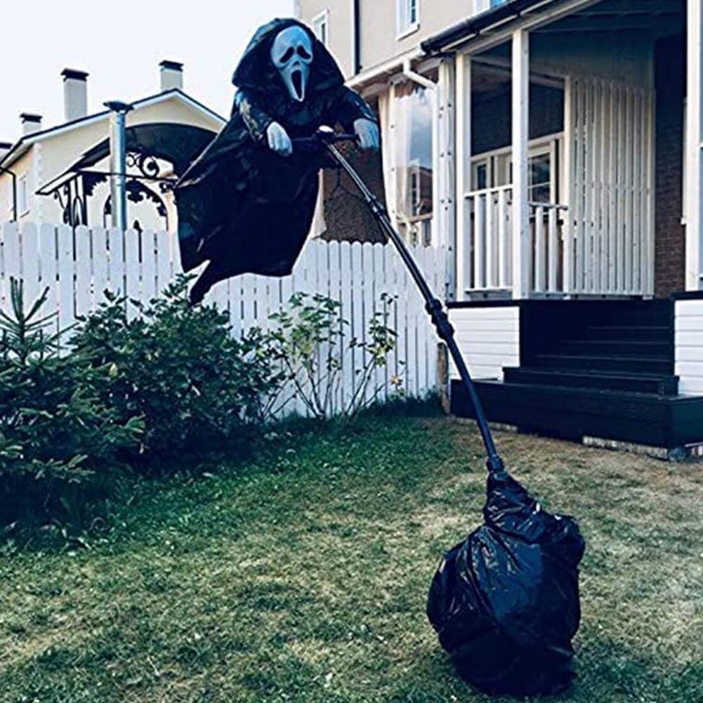 Decoración creativa de Halloween con espantapájaros y túnica fantasma