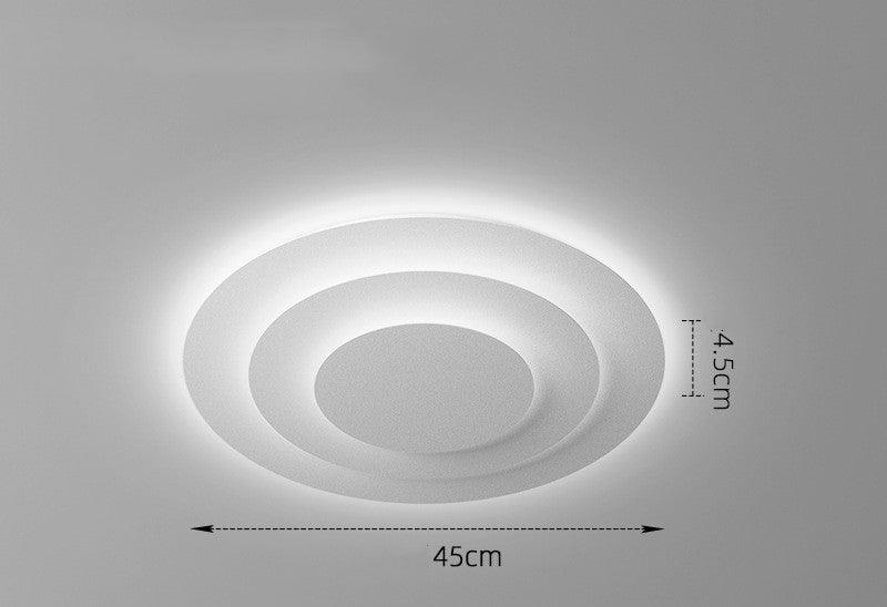 Le plafonnier LED dans le salon atmosphérique est simple