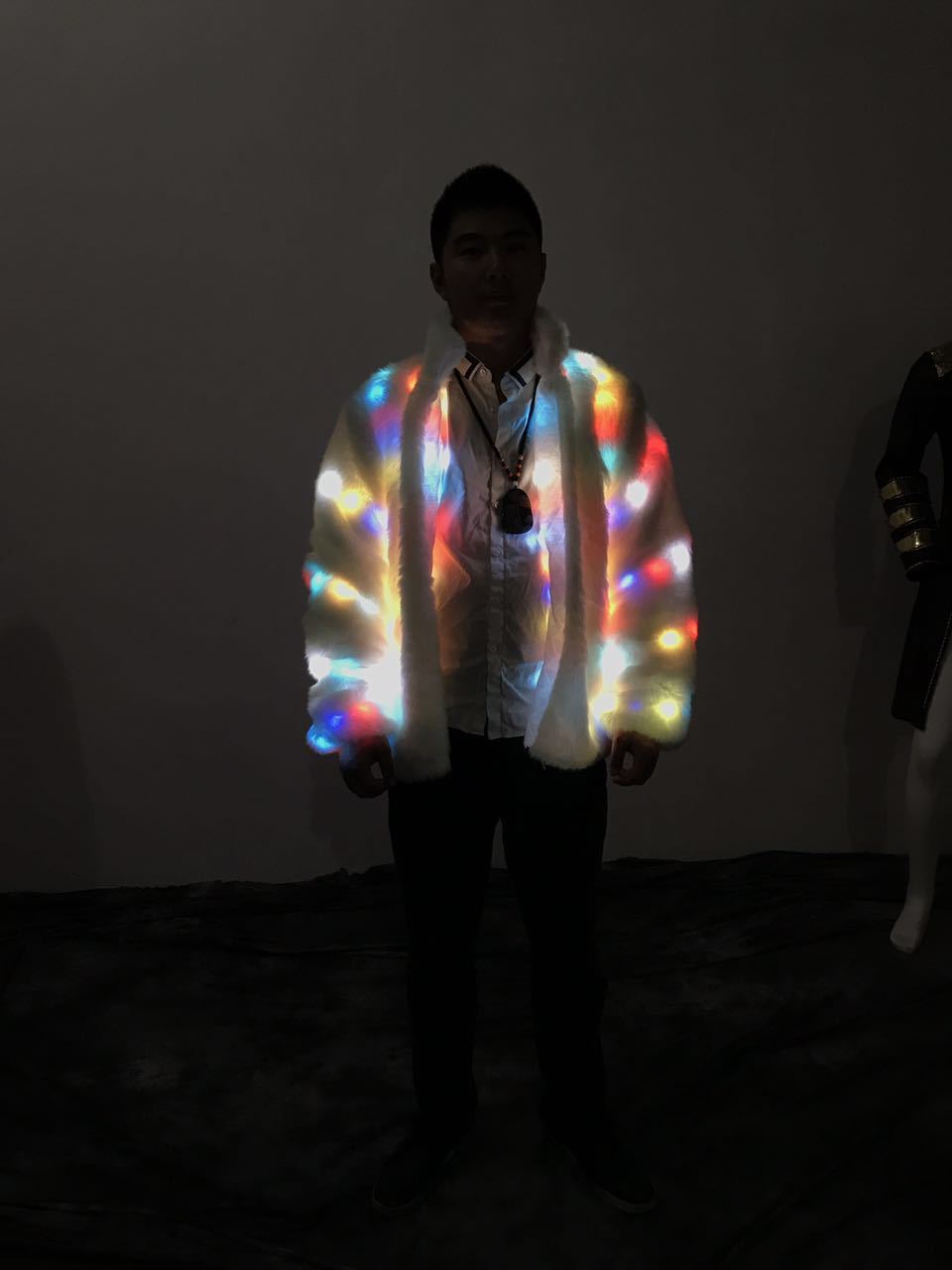 Veste à éclairage LED colorée pour Halloween