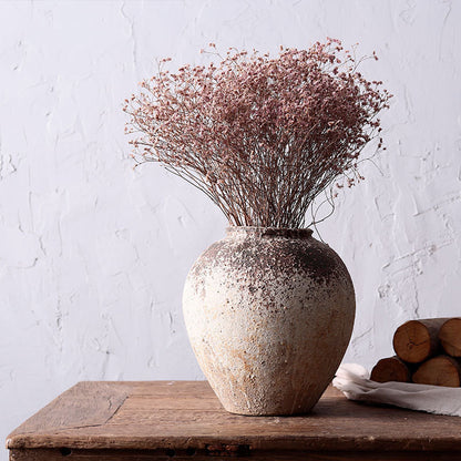 Florero decorativo de cerámica con flores secas