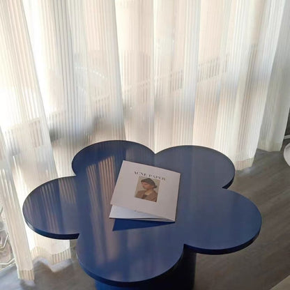 Accueil Table minimaliste à fleurs bleues Klein