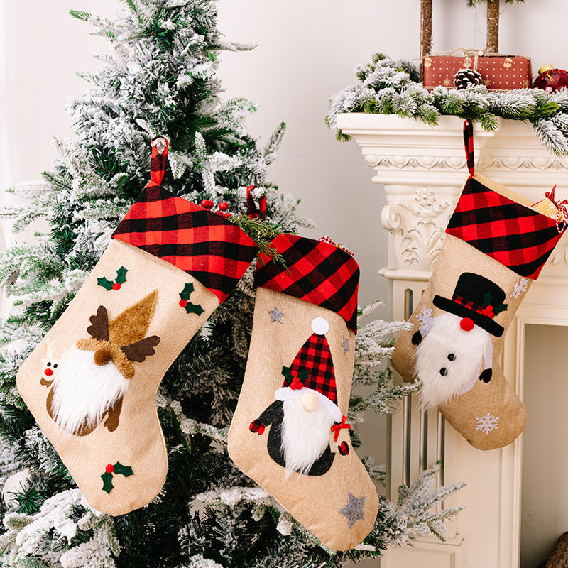 Adornos navideños Colgante de ventana bordado con tela a cuadros rojos y negros