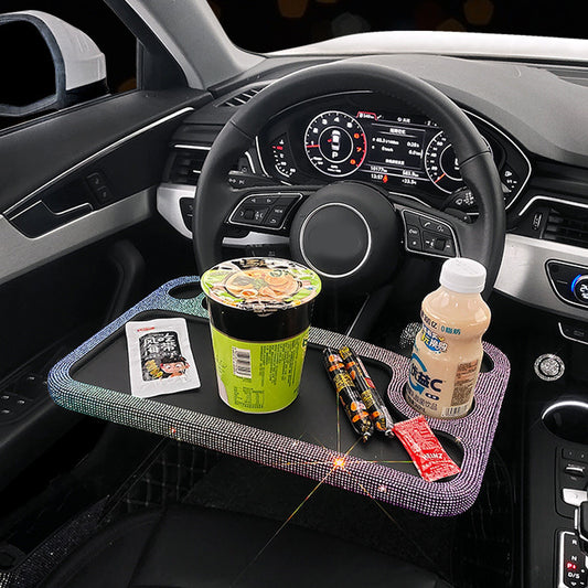 Mesa de comedor interior con incrustaciones de diamantes en el volante del coche