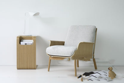 Mini armoire de rangement à côté d'un canapé en bois