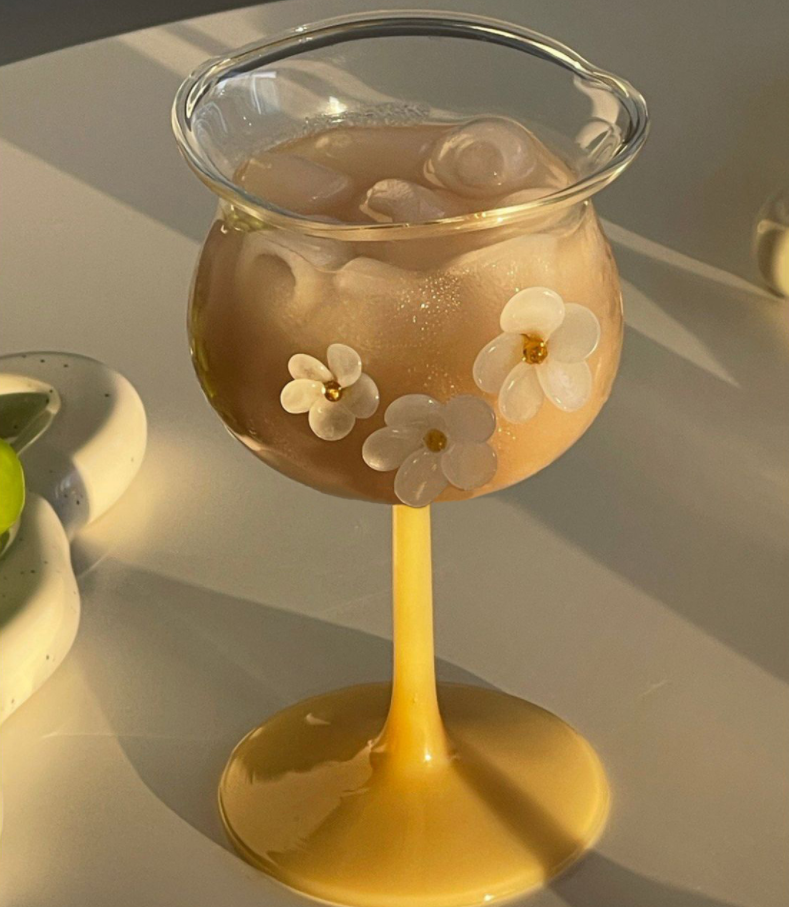 Copa de cóctel de cristal de café con leche y flores 3D