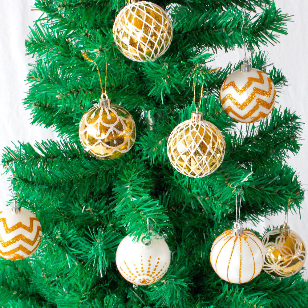 Décorations de Noël, boules de décoration pour sapin de Noël dans un seau