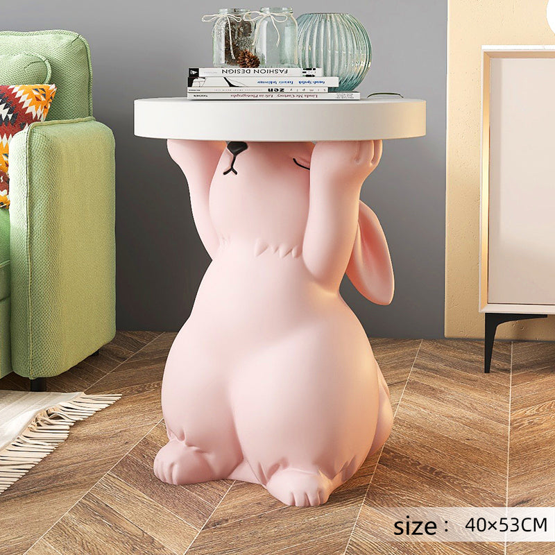 Table basse lapin dans un salon moderne