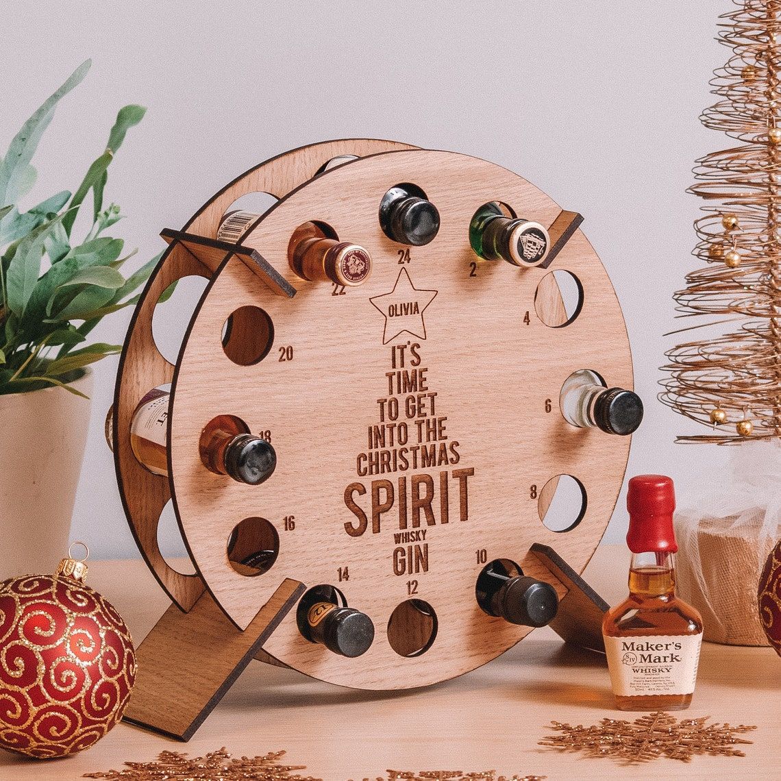 Botellero de madera con decoraciones populares para la cuenta regresiva de Navidad