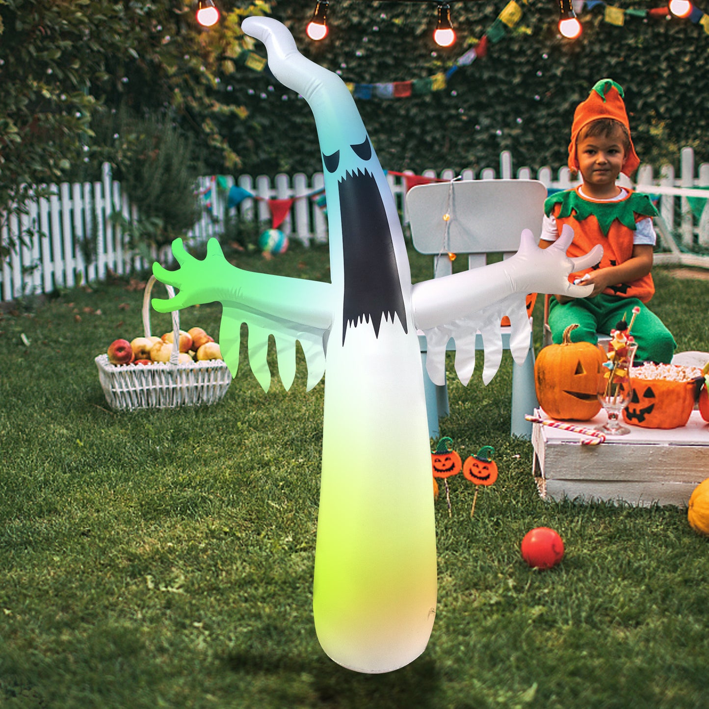 Escena al aire libre con vaso fantasma inflable de Halloween para festival de fantasmas