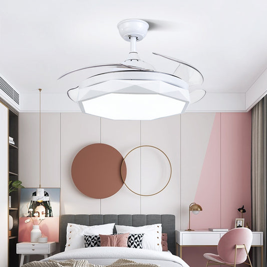 Salon simple et moderne avec chambre à coucher avec ventilateur et lustre