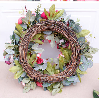 Porte rouge de Noël avec couronne de pivoines d'automne